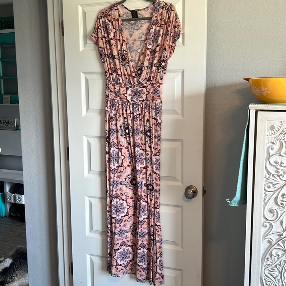 Amazing v-neck maxi dress with comfort and style. Size medium